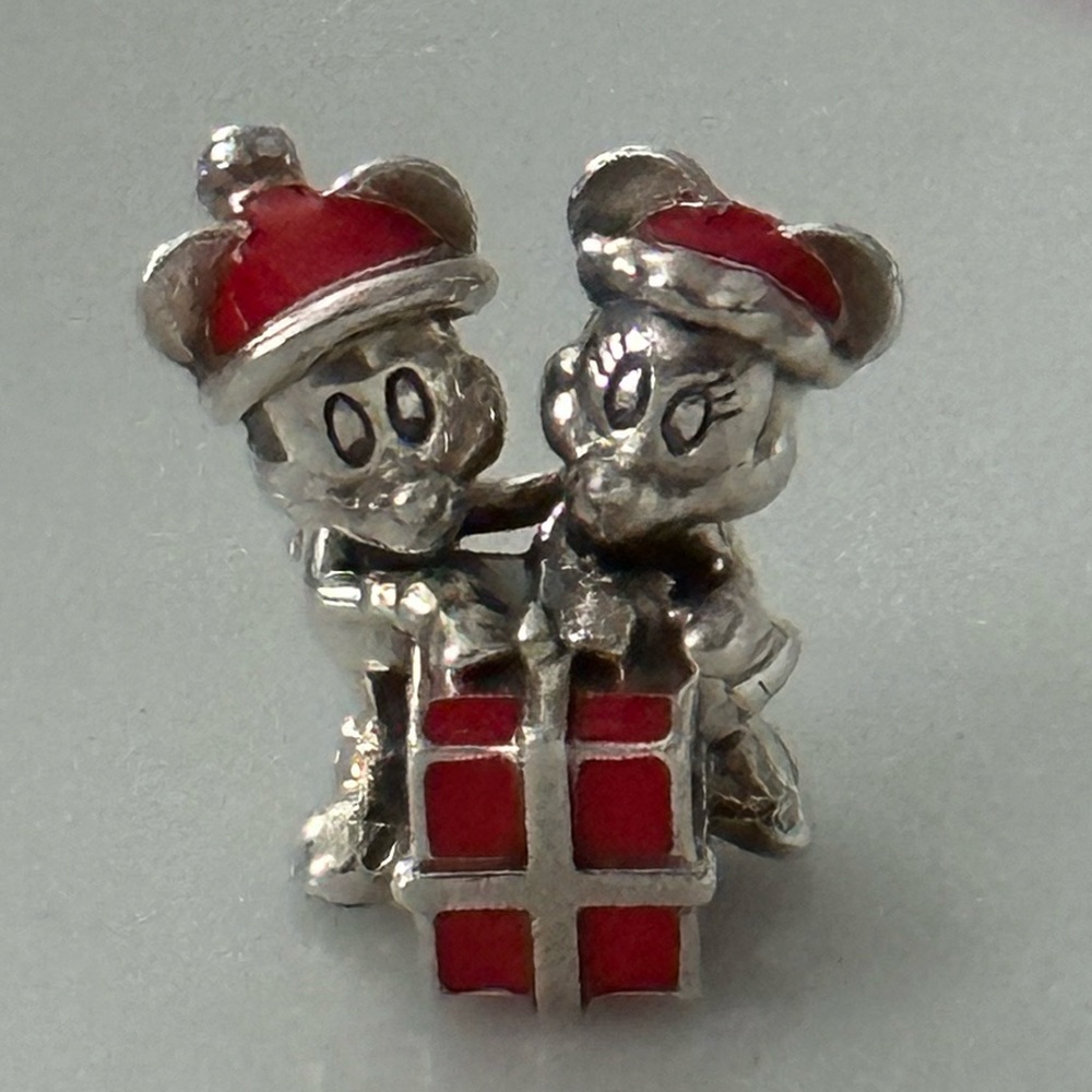 Pandora x Disney Moments Mickey Minnie Mouse Christmas Present Charm